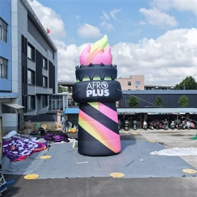 Model de torță uriaș gonflabil personalizat